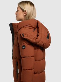 Hnědá péřová bunda s kapucí, s prošívanou texturou, bočními zipovými kapsami a značkovou nášivkou na rukávu.