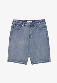 Denim shorts met een lichtblauwe wassing, voorzien van vijf zakken, riemlussen en contrasterende stiksels. Rechte pijpen met een rafelige zoom.