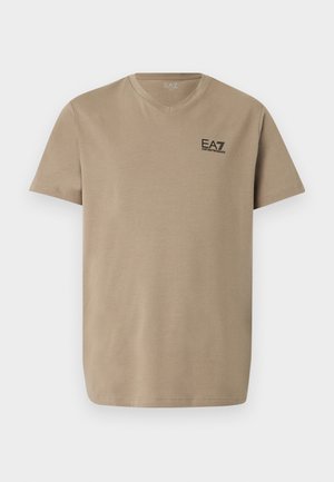 Tricou bej pentru bărbați, cu guler în V și mâneci scurte, cu logo mic negru EA7 Emporio Armani pe partea stângă a pieptului.