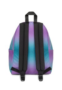 Zaino con un design gradiente in viola e verde acqua, con una texture luccicante, spallacci neri e una maniglia superiore per un trasporto facile.