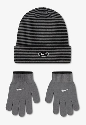 Harmaa ja mustaraidallinen neulottu pipo ja harmaat neulotut käsineet mustilla resoreilla, molemmissa valkoiset Nike swoosh -logot.