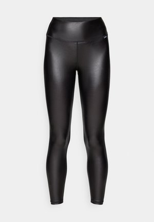 Sorte leggings med høy midje, laget av blankt materiale. De har en tettsittende design og en jevn tekstur uten synlige sømmer.
