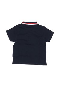Polo shirt blu navy con maniche corte, design uniforme e colletto con righe rosse e bianche. Materiale in cotone liscio.