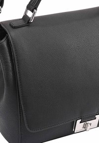 Zwarte leren handtas met een gestructureerde afwerking, rechthoekige vorm, zilveren sluiting en een verstelbare schouderband.