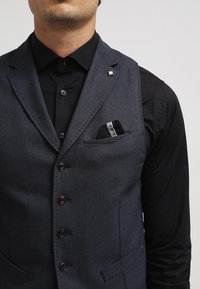 Mörkgrå skräddarsydd väst med en texturerad yta, prydd med sex knappar, två fickor och en dekorativ näsduk i vänstra bröstfickan.