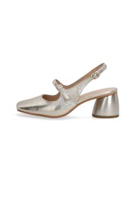 Metallisch silberner Slingback-Schuh mit einer runden Spitze, verstellbarem Riemen und einem metallischen Blockabsatz. Glatte Textur mit einem dezenten Glanz.
