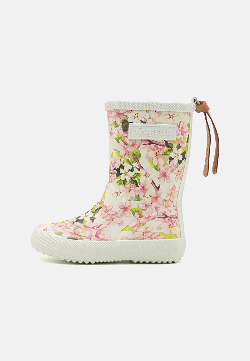 Botte de pluie en caoutchouc à motif floral avec des fleurs roses sur un fond blanc, semelle texturée blanche et une languette marron pour un enfilage facile.