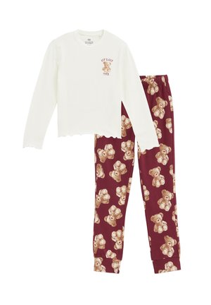 Top bianco a maniche lunghe con "Let's Get Cozy" e stampa di orsacchiotto abbinato a pantaloni bordeaux ricoperti da motivi di orsacchiotti.