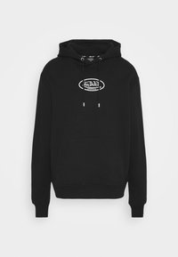 Svart hoodie gjord av bomull, med snörhuva, ficka fram och en vit "Von Dutch"-logga på bröstet. Standard passform.