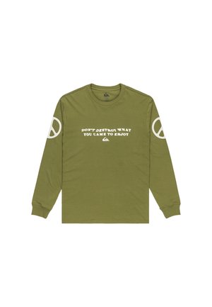 Camicia a maniche lunghe verde oliva con simboli di pace bianchi sulle maniche e testo bianco "NON DISTRUGGERE CIÒ CHE SEI VENUTO A GODERE" sul davanti.