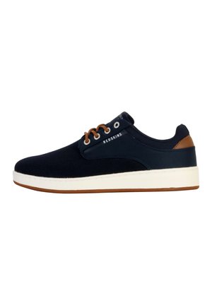 Zapatillas de lona azul marino con detalles de cuero marrón, suela de goma blanca, puntera redonda, diseño de cordones y la marca "REDSKINS" en el lateral.
