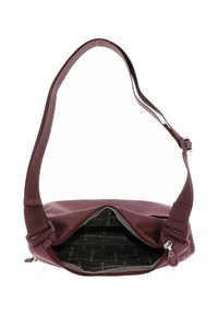 Sac bandoulière bordeaux avec bandoulière ajustable, fermeture éclair ouverte révélant une doublure intérieure noire avec un motif de logo de la marque.
