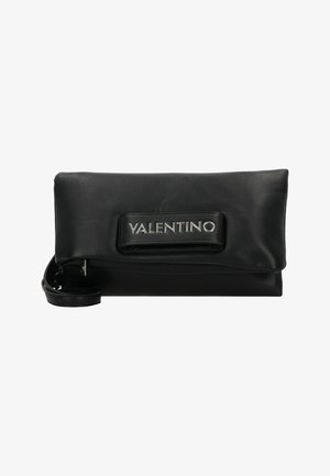Borsa clutch in pelle nera con design a patta, caratterizzata da una targhetta con logo in tonalità argento. Include una tracolla removibile e una texture liscia.