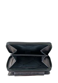 Portafoglio in pelle nera con chiusura a zip, dotato di due scomparti aperti e una fodera interna liscia. Design minimalista, senza hardware visibile.