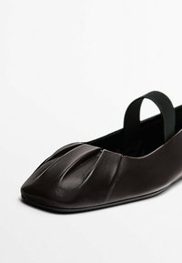 Massimo Dutti Baleriny z zapięciem