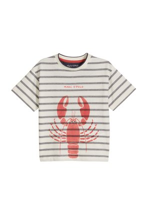 Kurzärmeliges weißes T-Shirt mit grauen horizontalen Streifen und einer großen roten Hummer-Grafik auf der Vorderseite mit dem Markennamen Marc O'Polo darüber.