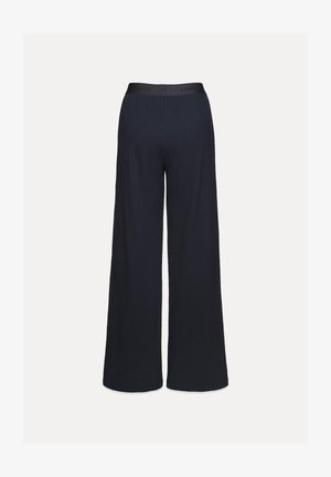 Pantaloni largi din țesătură de culoare bleumarin închis, cu o textură netedă. Au un brâu elastic negru cu branding 'L'Amand' pe el.