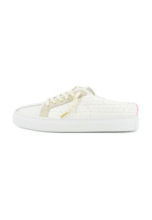 Sneaker bianca intrecciata senza lacci con lacci color crema, dettagli beige, suola spessa e piccolo dettaglio rosa sul tallone.