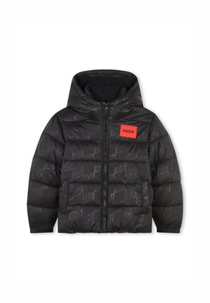 Doudoune noire avec capuche, présentant une finition mate et un motif subtil "HUGO". Écusson logo rouge sur la poitrine, fermeture éclair à l'avant et poches latérales.