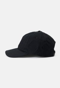 Cappellino da baseball nero con visiera curva, realizzato in tessuto resistente. Presenta un logo ricamato e fori di ventilazione. Design semplice e funzionale.
