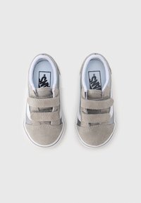 Halli seemisnahast ja tekstiilist tennised valgete detailidega, kahe takjakinnitusega, ümarate ninade ja kontrastsete kummist talladega.