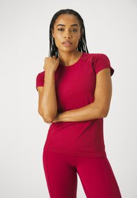 Sweaty Betty ATHLETE SEAMLESS WORKOUT - Sportiniai marškinėliai trumpomis rankovėmis - vamp red