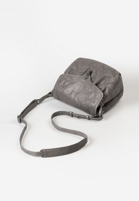 Borsa a tracolla in pelle grigia con finitura testurizzata, fascia regolabile e chiusura con zip. Presenta una grande tasca frontale e una forma arrotondata.