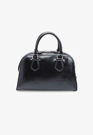 Musta nahkalaukku, jossa on sileä pinta, pyöreä muoto, kaksinkertaiset yläkahvat ja hopeiset varusteet. Varustettu vetoketjukiinnityksellä.