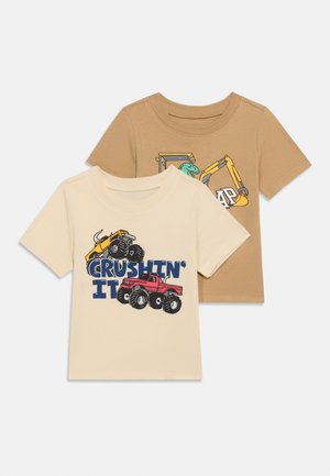 Zwei kurzärmelige Kleinkind-T-Shirts: beige mit Monstertrucks und dem Schriftzug "CRUSHIN' IT", braun mit einem grünen Dinosaurier, der einen gelben Bagger bedient.