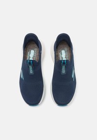 Adidași navy slip-on cu plasă respirabilă și accente albastre deschise. Prezintă o talpă căptușită și o branț texturat pentru confort.