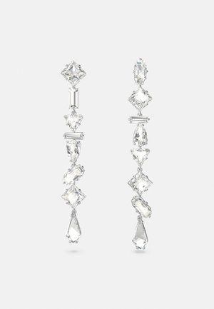 Lange, kristallene Ohrringe, die verschiedene geometrische Formen wie Diamanten und Rechtecke aufweisen, mit einer silberfarbigen Metallfassung.