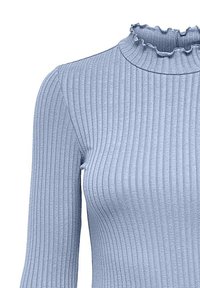 Hellblau gestreiftes Langarmoberteil mit hohem Rüschenausschnitt und figurbetontem Design, das einen weichen, strukturierten Stoff zeigt.