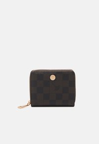 Portemonnee in donkerbruin schachermotief, van textured leer, met een ritssluiting en hardware in goudkleur, compact rechthoekig formaat, met logo-accent.