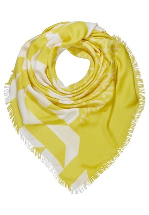 Żółto-biała trójkątna chusta z frędzlami na brzegach, złożona w kształt koła, z delikatnym wzorem tekstowym na jednej stronie.