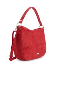 Sac à épaule en daim rouge avec une poignée courte, une bandoulière réglable amovible et une petite plaque métallique de la marque à l'avant.