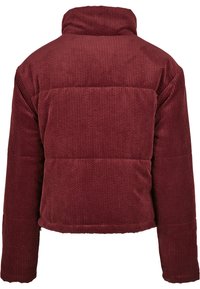Burgunder kordfløyels puffjakke med høy krage, ribbet tekstur og en kort design. Sømdetaljer synlige langs skuldrene.