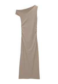 Robe beige à épaules dénudées en tissu doux et extensible avec un détail de fronces sur un côté, créant une silhouette ajustée.