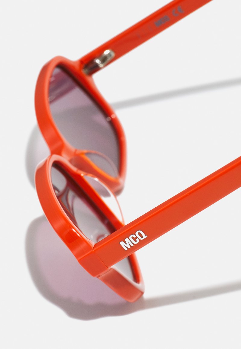 Herren Mützen, Hüte & Caps | McQ Alexander McQueen UNISEX Sonnenbrille orange/violet/orange - FI78598 Herren Mützen, Hüte & Caps | McQ Alexander McQueen UNISEX Sonnenbrille orange/violet/orange - FI78598