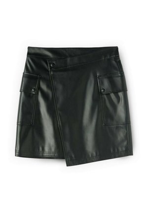 Jupe mini en simili cuir noir avec un design à nouer, dotée de deux poches avant et d'accents à boutons-pression. Texture lisse avec une finition brillante.