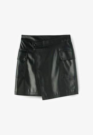 Jupe mini en simili cuir noir avec un design à nouer, dotée de deux poches avant et d'accents à boutons-pression. Texture lisse avec une finition brillante.