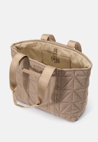 Bolso tote acolchado en color beige con asas dobles, textura suave, bolsillo interior y herrajes metálicos. Presenta un patrón triangular en el exterior.