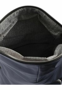 Temno modra torba je odprta, prikazuje sivo notranjo podlogo z večkratnim napisom "BOGNER" in notranjim žepom z zadrgo.