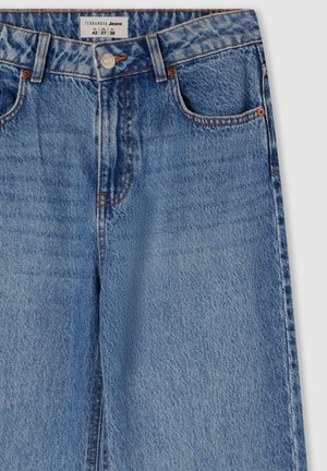 Jasnoniebieskie dżinsy o wysokim stanie, pięć kieszeni i miedziane nity. Mają wyblakłą fakturę oraz zapięcie na guzik z przodu.