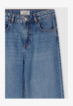 Jeans in denim blu chiaro con vita alta, cinque tasche e rivetti in rame. Presentano una texture sbiadita e una chiusura con bottone sul davanti.