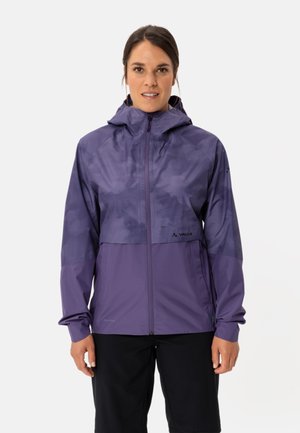 Lila leichte Jacke mit Kapuze, die eine glatte Textur und ein zweifarbiges Design aufweist. Logo und Reißverschlussdetails sind auf der Vorderseite sichtbar.
