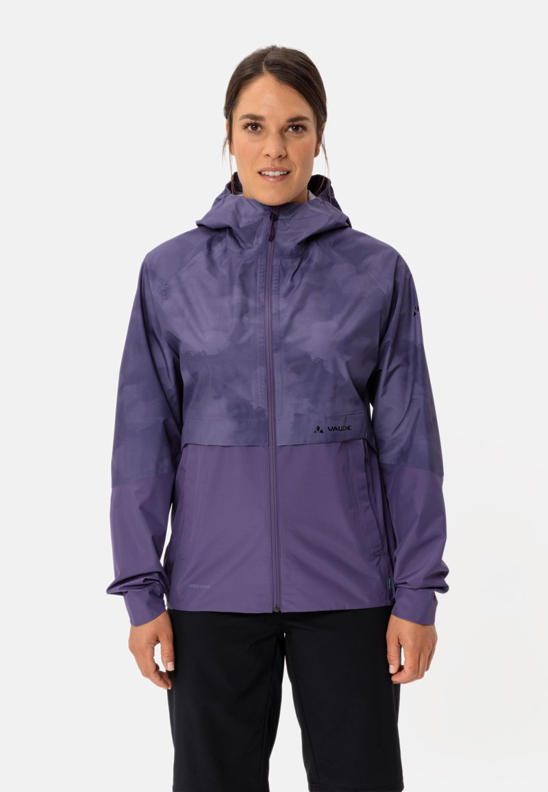 Lila leichte Jacke mit Kapuze, die eine glatte Textur und ein zweifarbiges Design aufweist. Logo und Reißverschlussdetails sind auf der Vorderseite sichtbar.