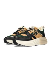 Zapatillas chunky con una mezcla de malla verde, ante beige y cuero negro. Forro suave color crema, suela texturizada y acentos con patrón de cebra.