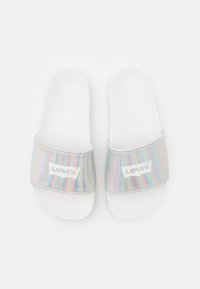 Un paio di sandali bianchi a ciabatta con fasce iridescenti recanti il logo Levi's, mostrati dall'alto su uno sfondo bianco.