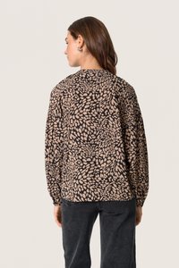 Bluse med blomstermønster i sort og beige, med svulmende ærmer og rund halsudskæring. Materialet ser let og glat ud.