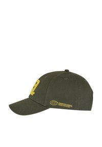 Mørk olivengrønn baseballcap med en gul brodert logo på forsiden og mindre tekst på siden. Laget av slitesterkt stoff.